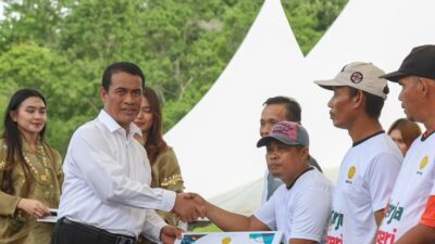 Mentan Amran Sumbangkan Bantuan Besar untuk Pengembangan Pertanian di Kabupaten Wajo