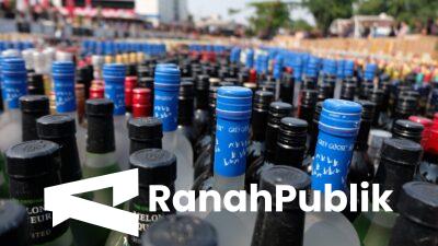 Pemusnahan Besar-besaran: Bea Cukai Musnahkan Ratusan Ribu Botol Miras dan Jutaan Batang Rokok Ilegal