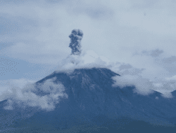 Gunung Semeru Erupsi Tujuh Kali, Warga Diminta Tetap Waspada!