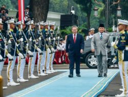 Prabowo Sambut Li Qiang: Dentuman Salvo, MoU Strategis, dan Diplomasi Hangat di Istana