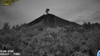 Gunung Semeru Erupsi 13 Kali dalam Sehari, Warga Diminta Waspada
